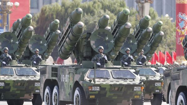 Militares chineses exibem lançadores de foguetes e mísseis em Pequim - Sputnik Brasil