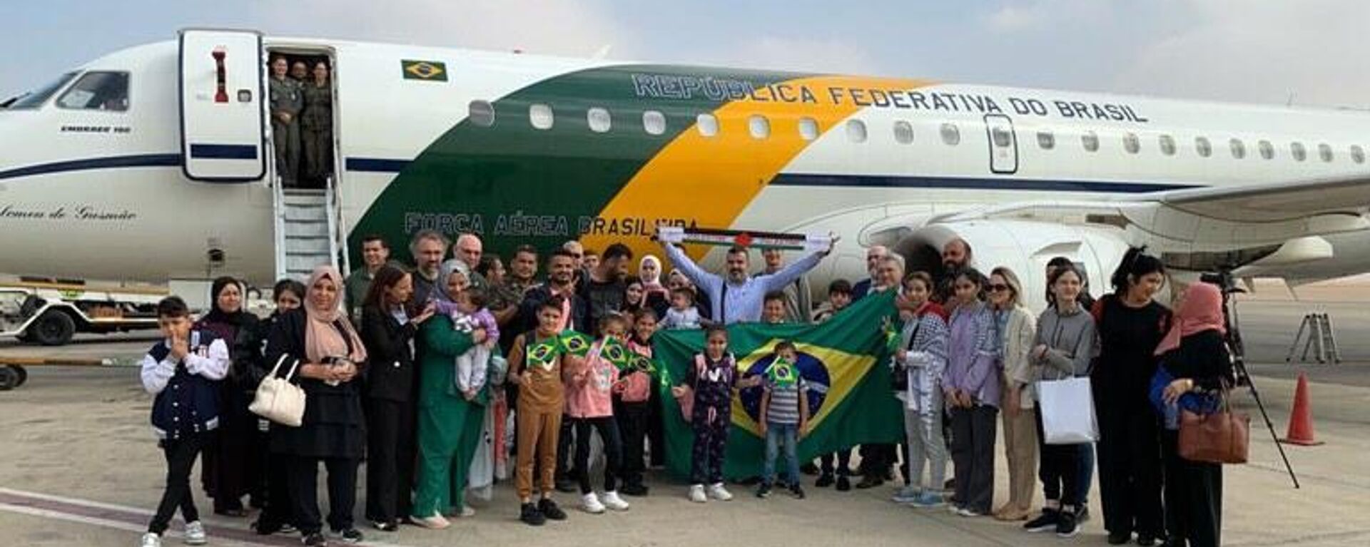 Grupo de repatriados reunido em frente ao avião presidencial da FAB no Aeroporto Internacional do Cairo, momentos antes da partida para o Brasil. Egito, 13 de novembro de 2023 - Sputnik Brasil, 1920, 13.11.2023