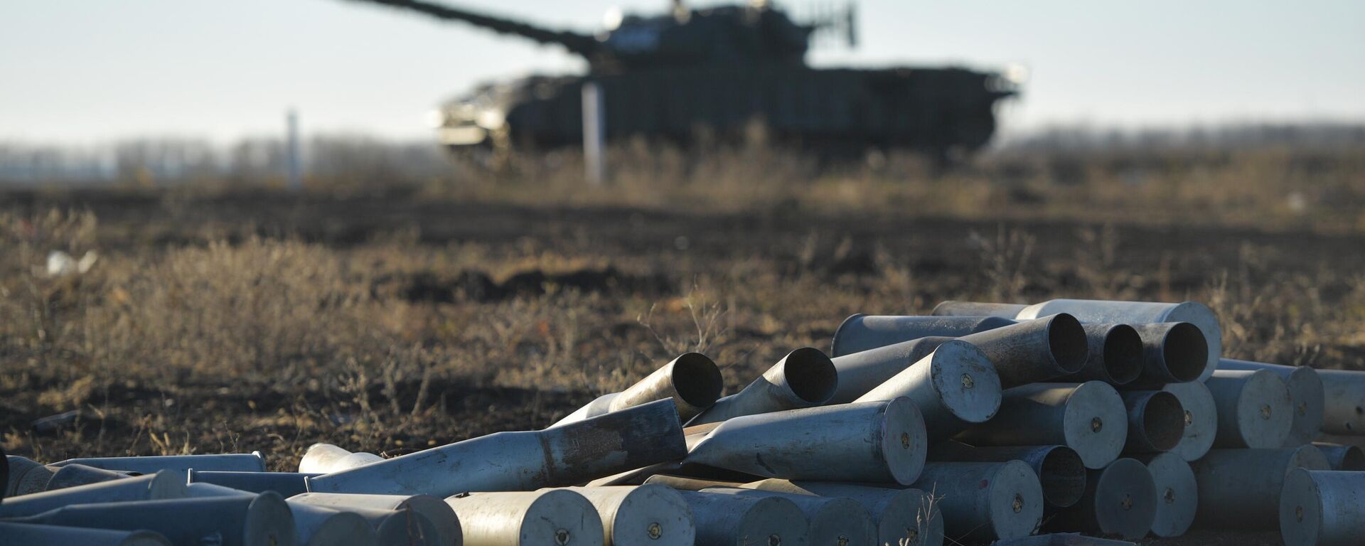 Disparo do tanque T-62 modernizado em um polígono na região de Zaporozhie, foto publicada em 8 de novembro de 2023. - Sputnik Brasil, 1920, 13.11.2023