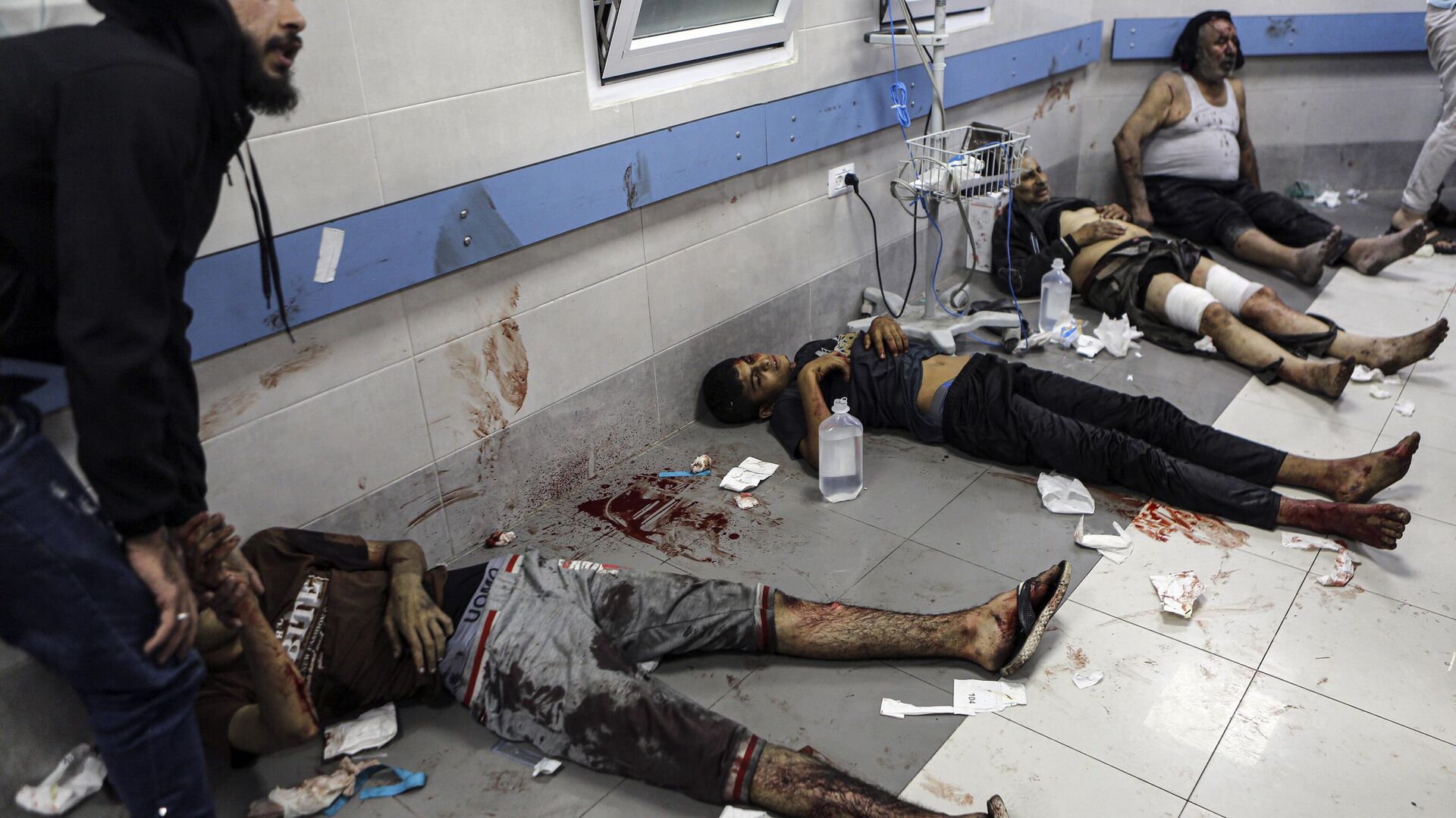 Palestinos feridos ficam em corredor do hospital Al-Shifa, um dos mais bombardeados por Israel. Cidade de Gaza, 17 de outubro de 2023 - Sputnik Brasil, 1920, 14.11.2023