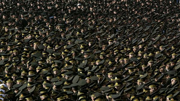Soldados turcos desfilam em homenagem ao fundador da Turquia moderna, Mustafa Kemal Ataturk, durante uma cerimônia de comemoração na capital Ancara, para marcar o 66º aniversário da morte de Ataturk, 10 de novembro de 2004 - Sputnik Brasil