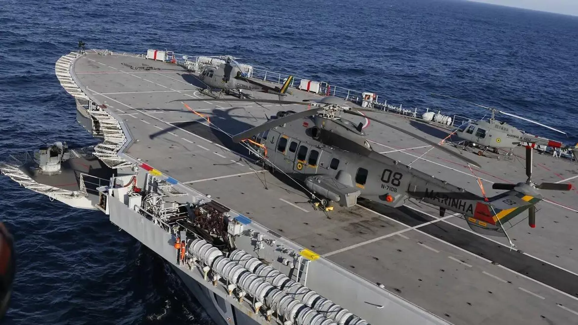 Helicópteros da Marinha sobre embarcação durante operação conjunta Poseidon, em 2021. - Sputnik Brasil, 1920, 13.11.2023