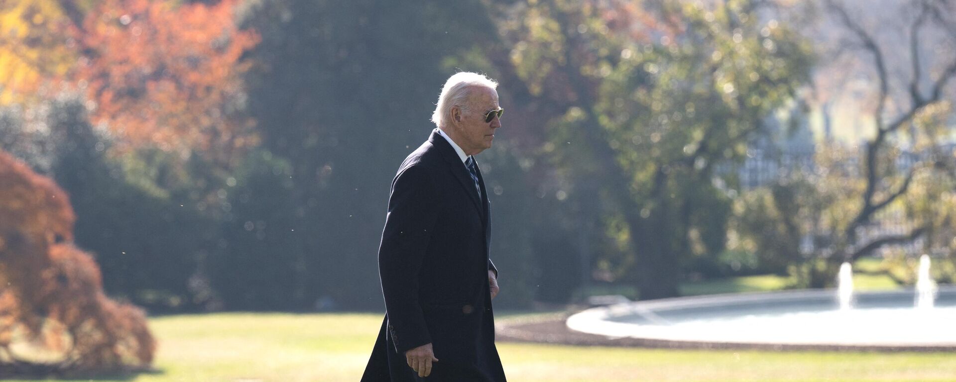 O presidente dos EUA, Joe Biden, atravessa o gramado sul da Casa Branca. Washington, D.C., 13 de novembro de 2023 - Sputnik Brasil, 1920, 13.11.2023