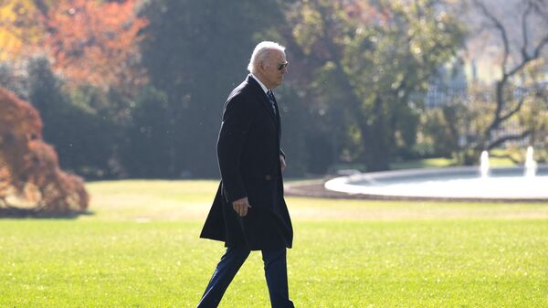O presidente dos EUA, Joe Biden, atravessa o gramado sul da Casa Branca. Washington, D.C., 13 de novembro de 2023 - Sputnik Brasil
