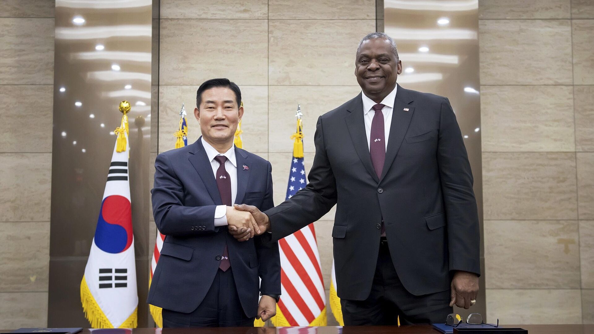 Shin Won-sik, ministro da Defesa da Coreia do Sul (à esquerda), e Lloyd Austin, secretário de Defesa dos EUA (à direita), apertam as mãos durante cerimônia de assinatura da 55ª Reunião Consultiva de Segurança (SCM, na sigla em inglês) no Ministério da Defesa, em Seul. Coreia do Sul, 13 de novembro de 2023 - Sputnik Brasil, 1920, 13.11.2023