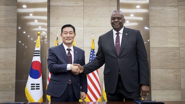 Shin Won-sik, ministro da Defesa da Coreia do Sul (à esquerda), e Lloyd Austin, secretário de Defesa dos EUA (à direita), apertam as mãos durante cerimônia de assinatura da 55ª Reunião Consultiva de Segurança (SCM, na sigla em inglês) no Ministério da Defesa, em Seul. Coreia do Sul, 13 de novembro de 2023 - Sputnik Brasil