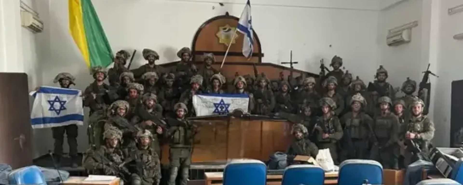 Soldados das Forças de Defesa de Israel (FDI) no salão do prédio do Conselho Legislativo do Hamas. Faixa de Gaza, 13 de novembro de 2023 - Sputnik Brasil, 1920, 13.11.2023