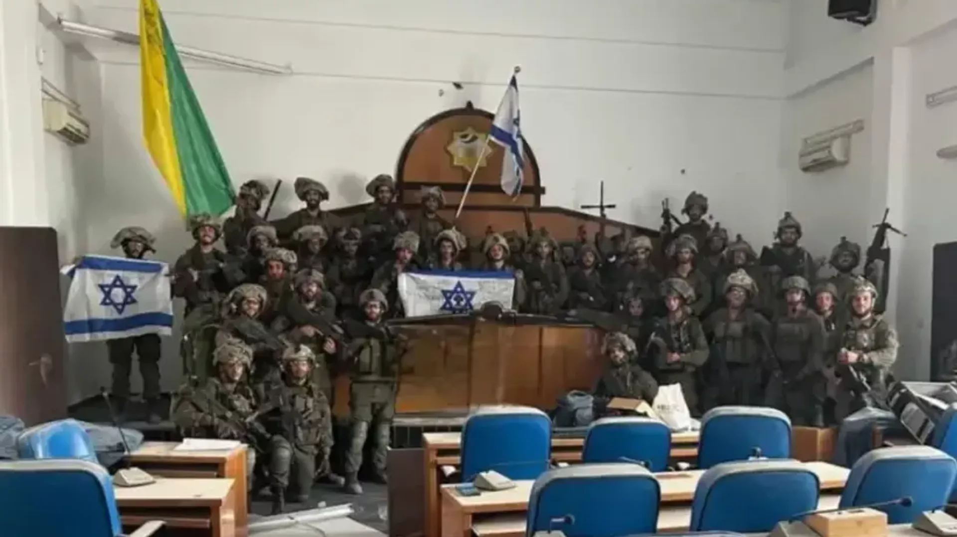 Soldados das Forças de Defesa de Israel no salão do prédio do Conselho Legislativo do Hamas. Faixa de Gaza, 13 de novembro de 2023 - Sputnik Brasil, 1920, 13.11.2023