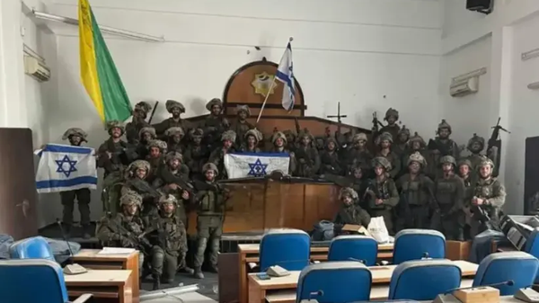Soldados das Forças de Defesa de Israel (FDI) no salão do prédio do Conselho Legislativo do Hamas. Faixa de Gaza, 13 de novembro de 2023 - Sputnik Brasil