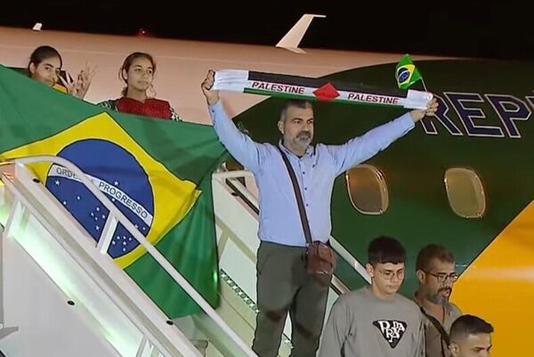 Repatriados da Faixa de Gaza chegam à Brasília.  13 nov. 2023 - Sputnik Brasil