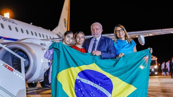 Presidente Lula com repatriadas da Faixa de Gaza. 13 nov. 2023 - Sputnik Brasil