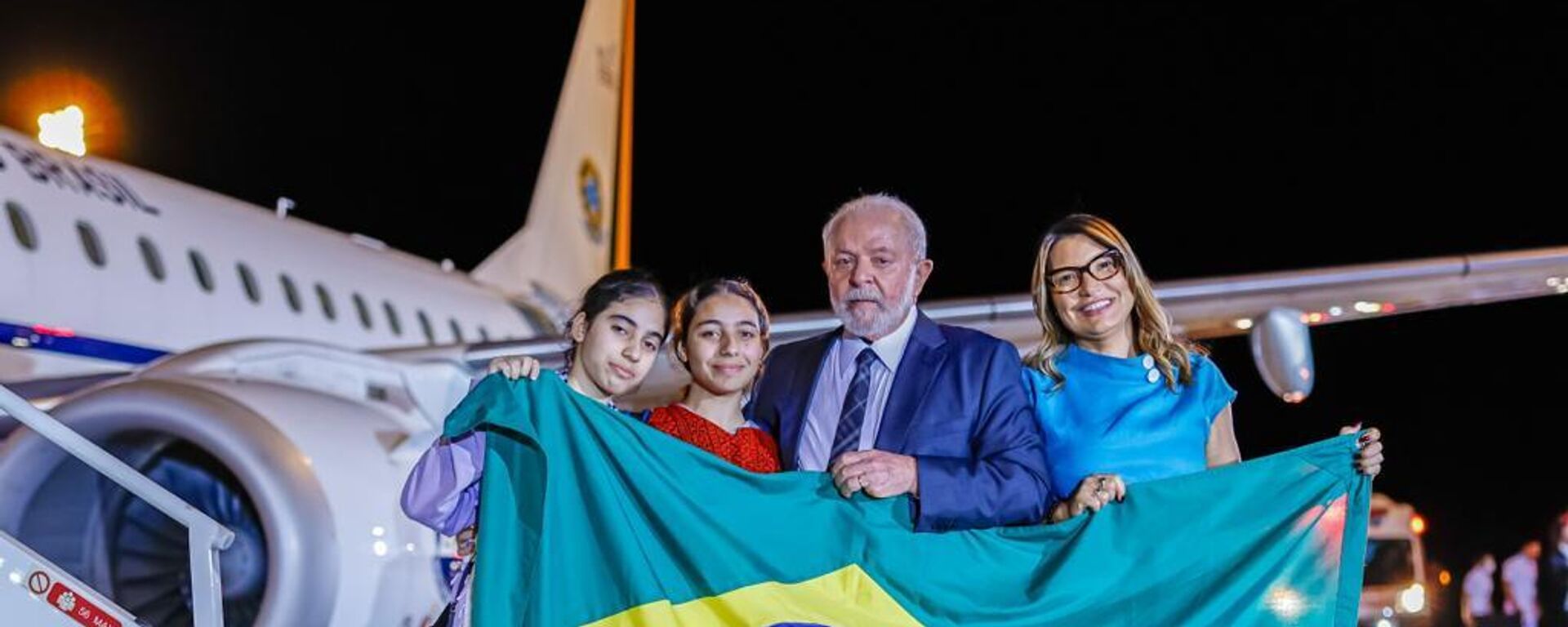 Presidente Lula com repatriadas da Faixa de Gaza. 13 nov. 2023 - Sputnik Brasil, 1920, 16.11.2023