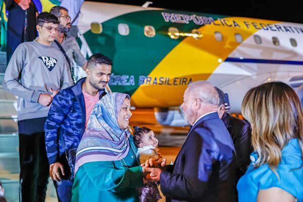Presidente Lula com repatriadas da Faixa de Gaza. 13 nov. 2023  Fotos: Ricardo Stuckert - Sputnik Brasil