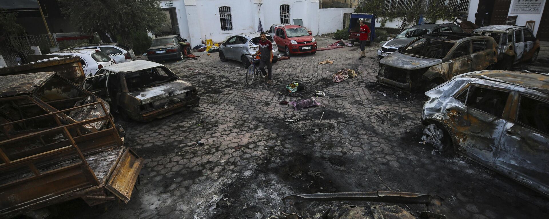Palestinos olham para o local da explosão no hospital al-Ahli na cidade de Gaza, 18 de outubro de 2023 - Sputnik Brasil, 1920, 14.11.2023