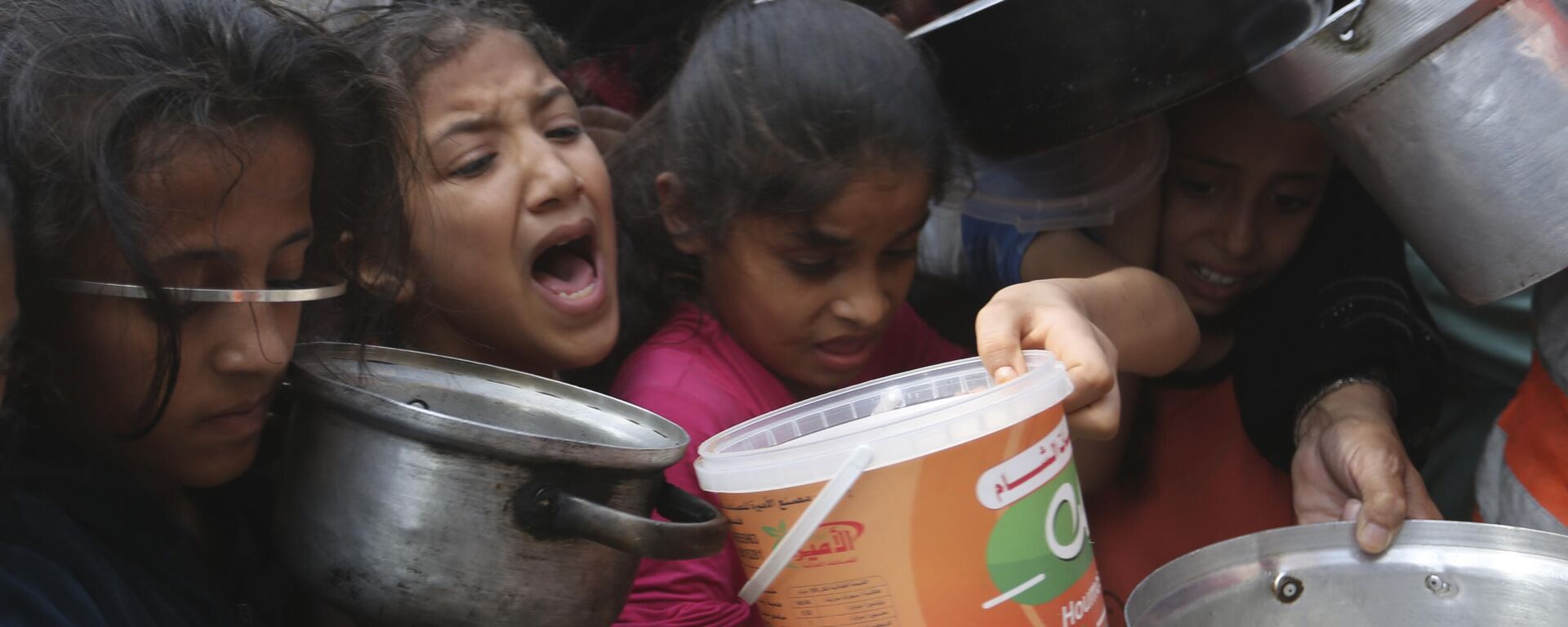 Crianças palestinas aguardam entrega de comida em abrigo improvisado na Faixa de Gaza. Rafah, 13 de novembro de 2023 - Sputnik Brasil, 1920, 15.11.2023
