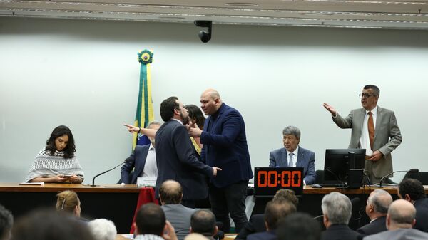 Ato na Câmara dos Deputados a favor da Palestina causa confusão entre os deputados Guilherme Boulos (Psol-SP), à esquerda, e Abilio Brunini (PL-MT), à direita - Sputnik Brasil