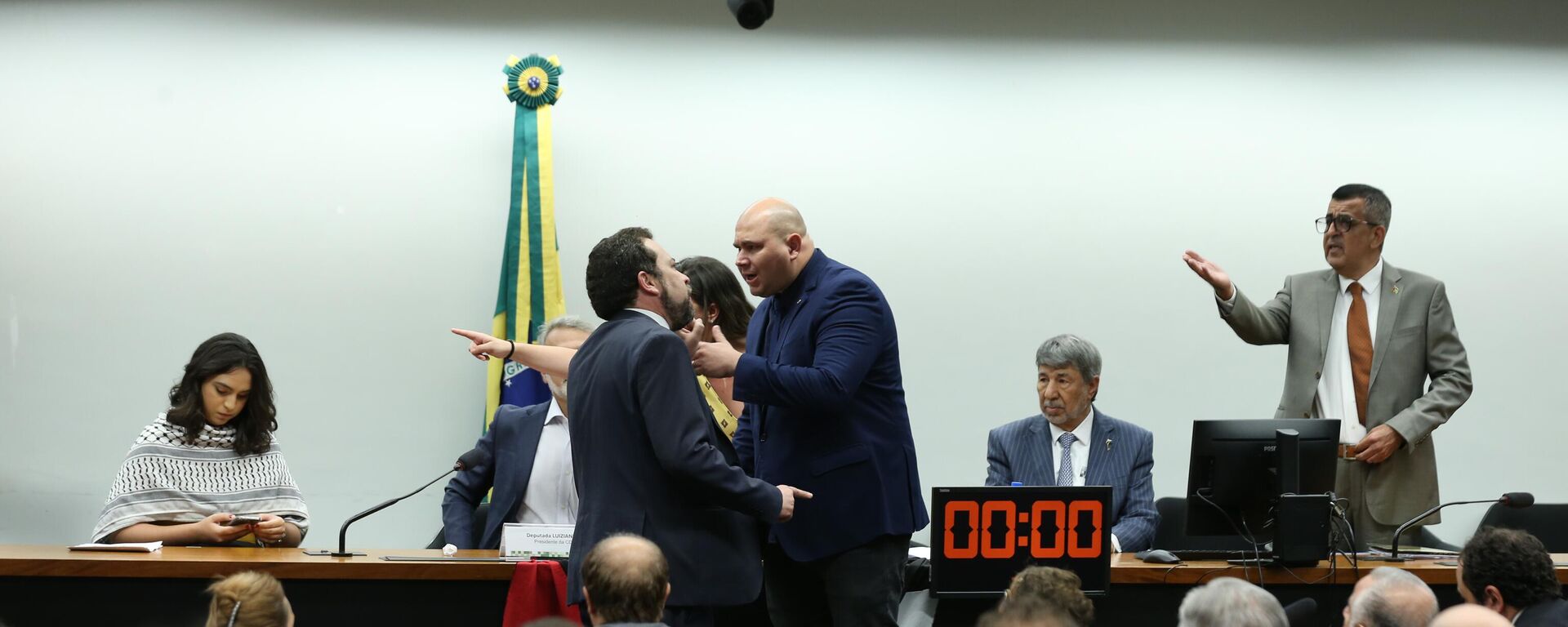 Ato na Câmara dos Deputados a favor da Palestina causa confusão entre os deputados Guilherme Boulos (Psol-SP), à esquerda, e Abilio Brunini (PL-MT), à direita - Sputnik Brasil, 1920, 14.11.2023