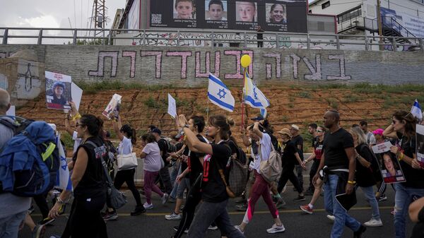 Famílias e amigos dos cerca de 240 reféns mantidos pelo Hamas em Gaza fazem a Marcha pelos Reféns, de Tel Aviv ao gabinete do primeiro-ministro, em Jerusalém. Tel Aviv, Israel, 14 de novembro de 2023 - Sputnik Brasil