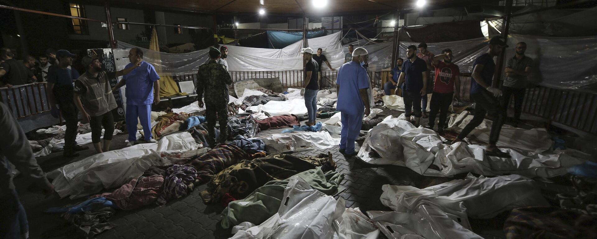 Corpos de palestinos mortos durante o conflito entre Hamas e Israel em um dos maiores hospitais do território. Faixa de Gaza, 17 de outubro de 2023 - Sputnik Brasil, 1920, 20.11.2023