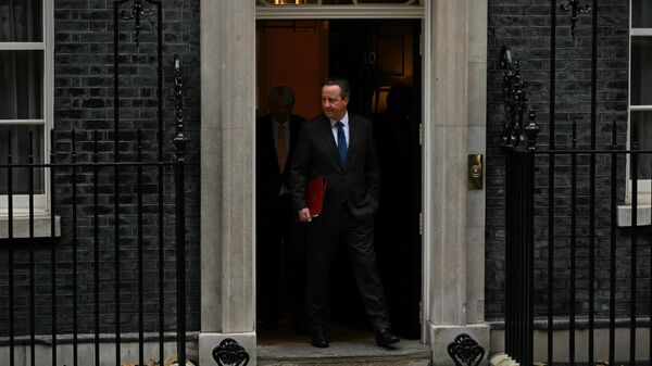 O secretário de Relações Exteriores do Reino Unido, David Cameron, deixa Downing Street 10, no centro de Londres, após participar de uma reunião de gabinete, 14 de novembro de 2023 - Sputnik Brasil
