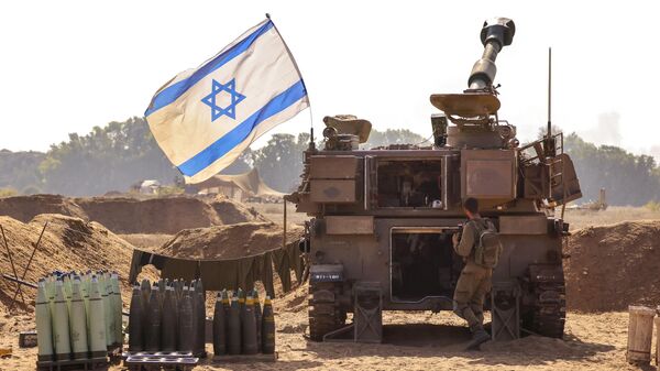 Projéteis de artilharia são colocados próximos a um obuseiro de artilharia autopropulsada israelense em uma posição perto da fronteira com a Faixa de Gaza, no sul de Israel, 6 de novembro de 2023 - Sputnik Brasil