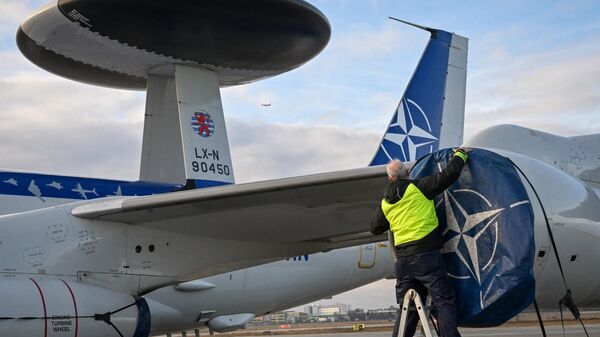 Um técnico cobre as hélices de uma aeronave Boeing E-3A AWACS da OTAN após pousar em uma base da Força Aérea perto do Aeroporto Internacional Henri Coanda, em Bucareste, Romênia, em 17 de janeiro de 2022 - Sputnik Brasil