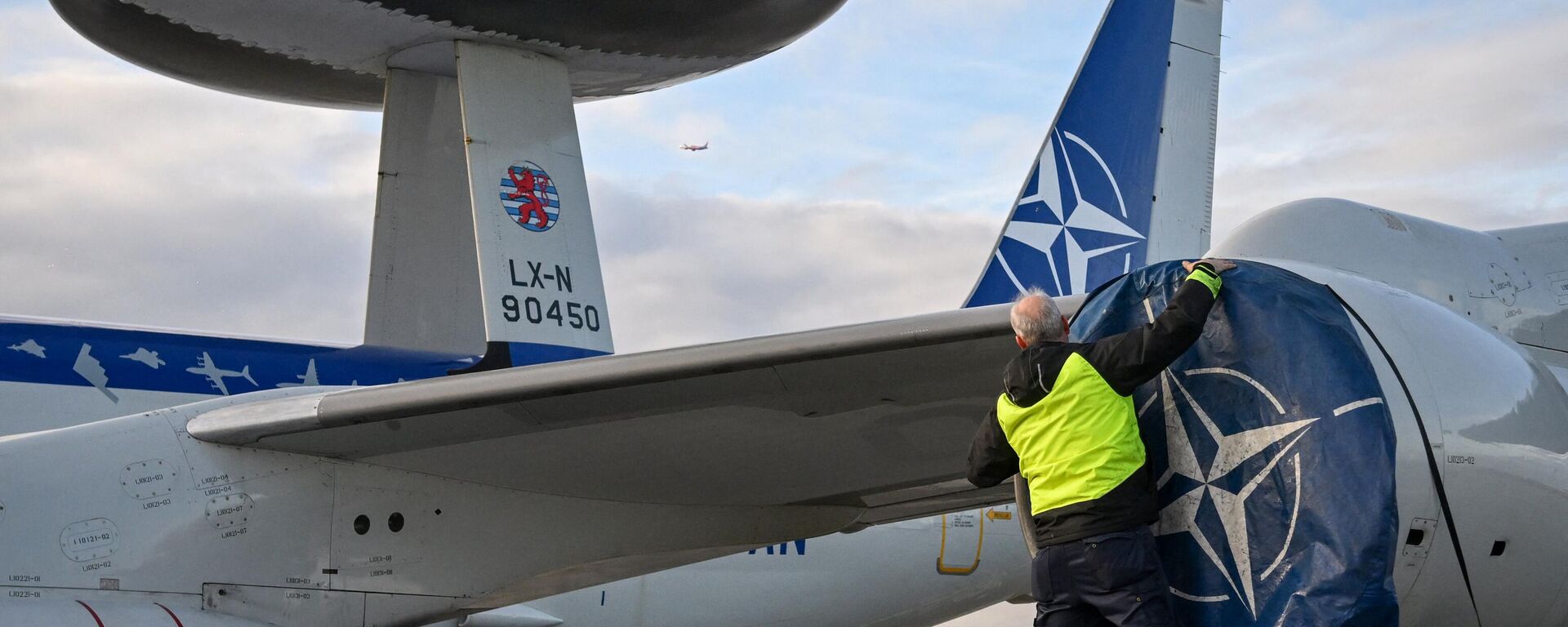 Um técnico cobre as hélices de uma aeronave Boeing E-3A AWACS da OTAN após pousar em uma base da Força Aérea perto do Aeroporto Internacional Henri Coanda, em Bucareste, Romênia, em 17 de janeiro de 2022 - Sputnik Brasil, 1920, 15.11.2023