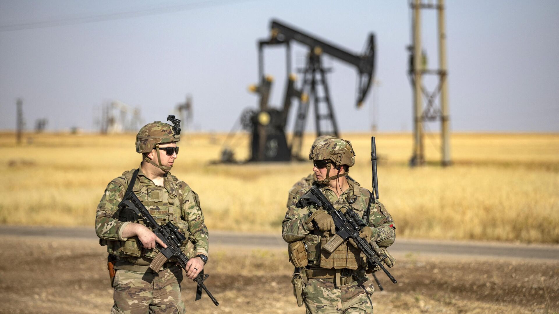 Tropas dos EUA patrulham perto de um poço de petróleo em al-Qahtaniyah, na província de Hasakah, no nordeste da Síria, perto da fronteira com a Turquia, 14 de junho de 2023 - Sputnik Brasil, 1920, 15.11.2023