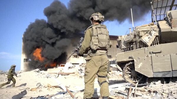 Forças de Defesa de Israel durante ataque a prédio em operação por terra das brigadas armadas. Faixa de Gaza, 14 de novembro de 2023 - Sputnik Brasil