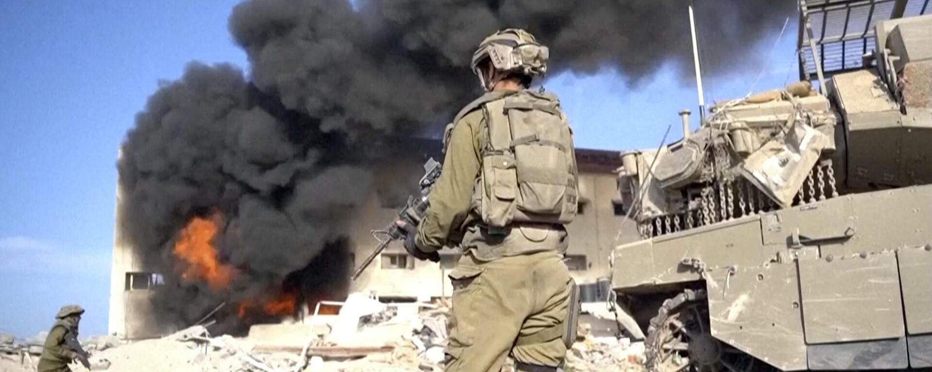Forças de Defesa de Israel durante ataque a prédio em operação por terra das brigadas armadas. Faixa de Gaza, 14 de novembro de 2023 - Sputnik Brasil, 1920, 15.11.2023