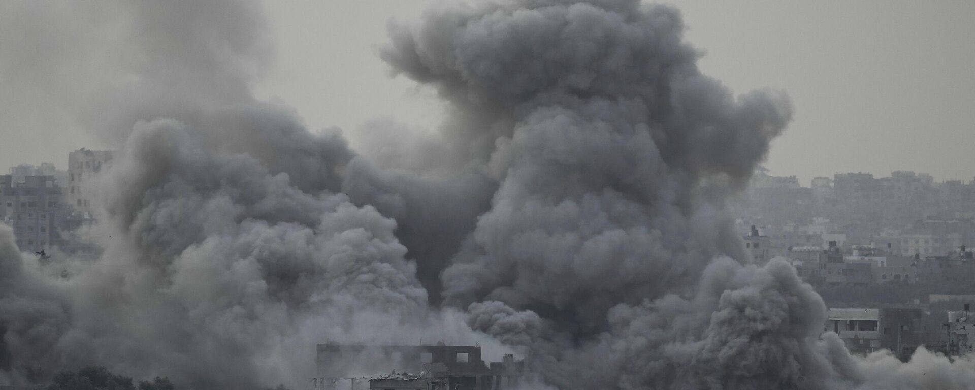 Nuvem de fumaça após ataque aéreo israelense contra cidade na região sul da Faixa de Gaza. 12 de novembro de 2023 - Sputnik Brasil, 1920, 15.11.2023