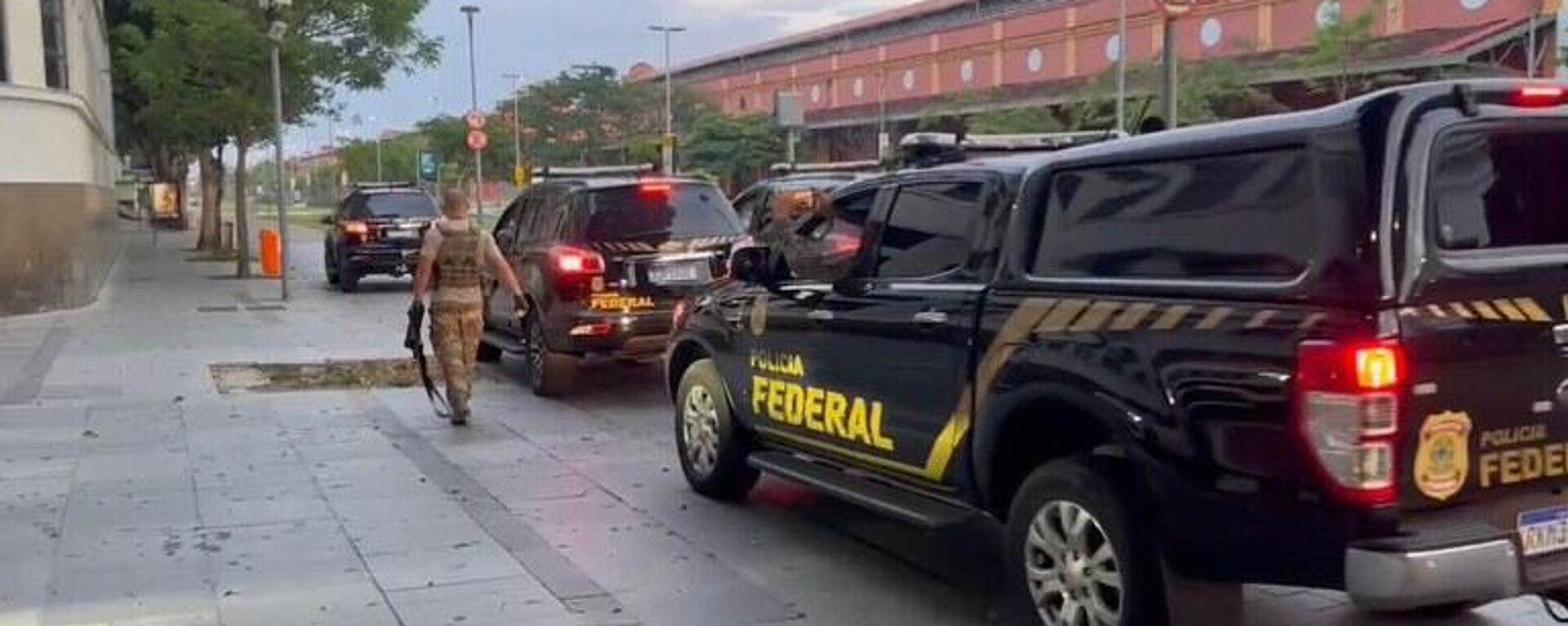 Agentes da Polícia Federal (PF) caminham próximo a viaturas da corporação estacionadas na Zona Portuária do Rio de Janeiro (RJ). Brasil, 16 de novembro de 2023 - Sputnik Brasil, 1920, 21.11.2023