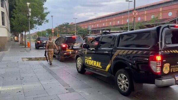 Agentes da Polícia Federal (PF) caminham próximo a viaturas da corporação estacionadas na Zona Portuária do Rio de Janeiro (RJ). Brasil, 16 de novembro de 2023 - Sputnik Brasil