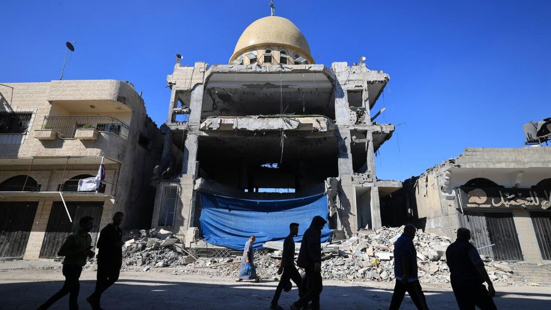 Palestinos passam pelos escombros da mesquita al-Saqa, danificada durante um ataque israelense, em Khan Yunis, no sul da Faixa de Gaza, 16 de novembro de 2023 - Sputnik Brasil, 1920, 16.11.2023