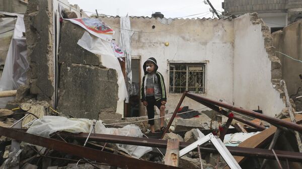 Um menino palestino entre a destruição após os ataques israelenses em Rafah. Faixa de Gaza, 15 de novembro de 2023 - Sputnik Brasil
