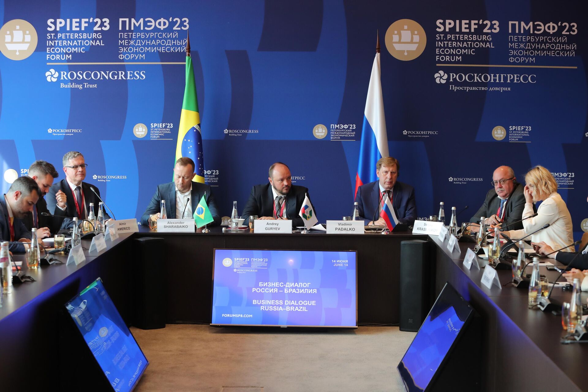 Autoridades de Rússia e Brasil dialogam durante encontro no Fórum Económico Internacional de São Petersburgo (SPIEF), 14 de junho de 2023 - Sputnik Brasil, 1920, 17.11.2023
