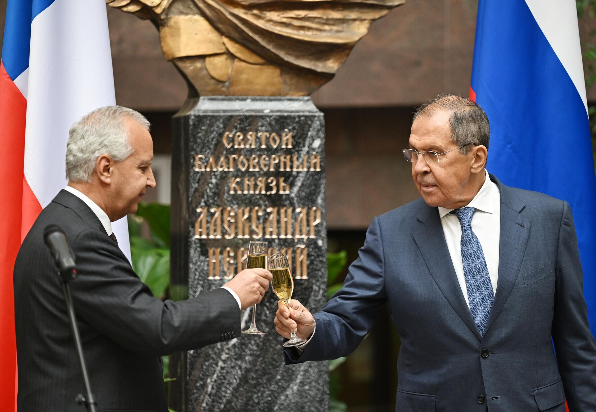 O ministro das Relações Exteriores da Rússia, Sergei Lavrov, e o embaixador do Chile na Rússia, Eduardo Raul Escobar Marin, brindam com champanhe durante uma cerimônia em Moscou, 15 de setembro de 2023 - Sputnik Brasil, 1920, 17.11.2023