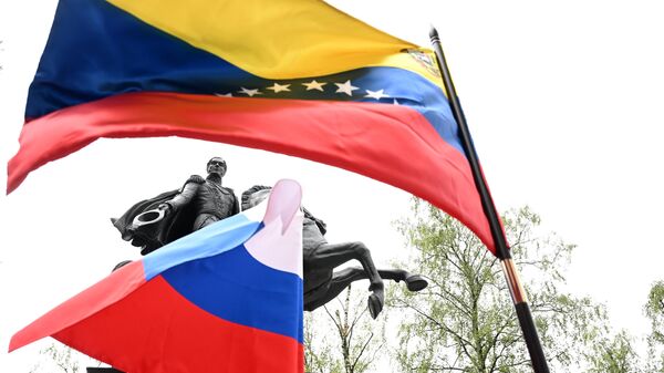 Bandeiras venezuelanas e russas tremulam ao lado do monumento ao líder independentista sul-americano Simon Bolívar, inaugurado em Moscou para marcar seu 240º aniversário de nascimento. Rússia, 16 de julho de 2023 - Sputnik Brasil