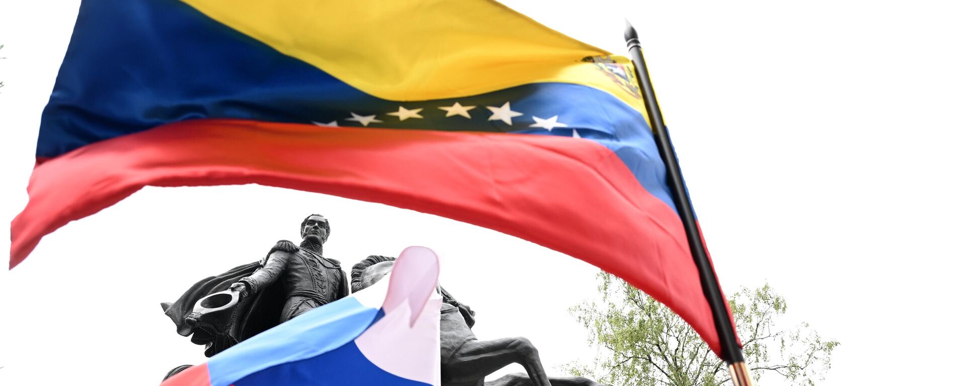 Bandeiras venezuelanas e russas tremulam ao lado do monumento ao líder independentista sul-americano Simon Bolívar, inaugurado em Moscou para marcar seu 240º aniversário de nascimento. Rússia, 16 de julho de 2023 - Sputnik Brasil, 1920, 29.02.2024