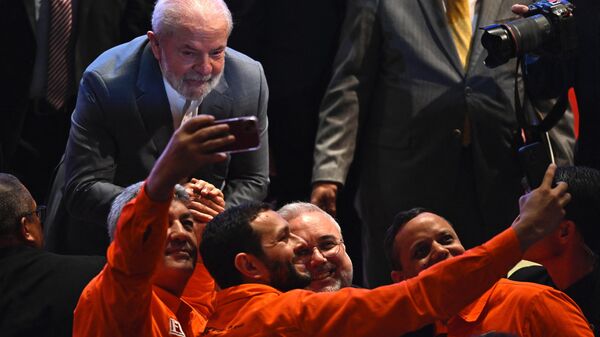 O presidente brasileiro, Luiz Inácio Lula da Silva, posa para uma selfie com o CEO da Petrobras Petróleo e Gás, Jean-Paul Prates e trabalhadores da empresa durante a cerimônia de lançamento do PAC do governo federal em Teatro Municipal do Rio de Janeiro, Brasil, em 11 de agosto de 2023 - Sputnik Brasil