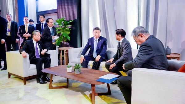 Xi Jinping e Ferdinand Marcos Jr na APEC, 17 de novmebro de 2023 - Sputnik Brasil