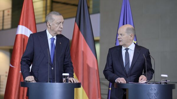Recep Tayyip Erdogan, presidente da Turquia (à esquerda), e Olaf Scholz, chanceler da Alemanha, falam à mídia durante entrevista coletiva na chancelaria em Berlim, Alemanha, 17 de novembro de 2023 - Sputnik Brasil
