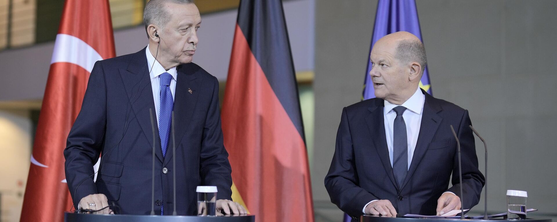 Recep Tayyip Erdogan, presidente da Turquia (à esquerda), e Olaf Scholz, chanceler da Alemanha, falam à mídia durante entrevista coletiva na chancelaria em Berlim, Alemanha, 17 de novembro de 2023 - Sputnik Brasil, 1920, 18.11.2023