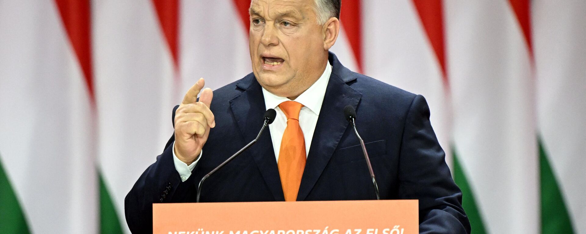 O primeiro-ministro da Hungria, Viktor Orban, faz seu discurso no Centro de Feiras e Exposições Hungexpo de Budapeste em 18 de novembro de 2023 - Sputnik Brasil, 1920, 18.11.2023