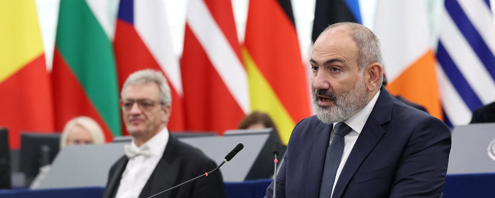 O primeiro-ministro da Armênia, Nikol Pachinian, dirige-se aos eurodeputados numa sessão solene durante uma sessão plenária no Parlamento Europeu em Estrasburgo, leste de França, em 17 de outubro de 2023 - Sputnik Brasil, 1920, 18.11.2023