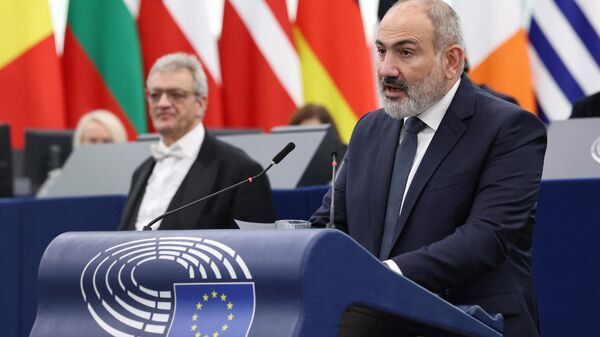 O primeiro-ministro da Armênia, Nikol Pachinian, dirige-se aos eurodeputados numa sessão solene durante uma sessão plenária no Parlamento Europeu em Estrasburgo, leste de França, em 17 de outubro de 2023 - Sputnik Brasil