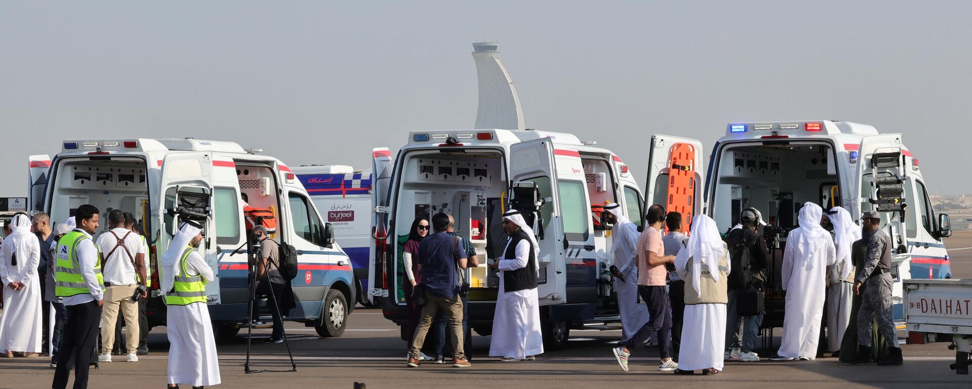Voluntários e ambulâncias aguardam chegada do avião que transporta palestinos evacuados da Faixa de Gaza como parte de uma missão humanitária organizada pelos Emirados Árabes Unidos, na pista de Abu Dhabi, Emirados Árabes Unidos, 18 de novembro de 2023 - Sputnik Brasil, 1920, 23.11.2023