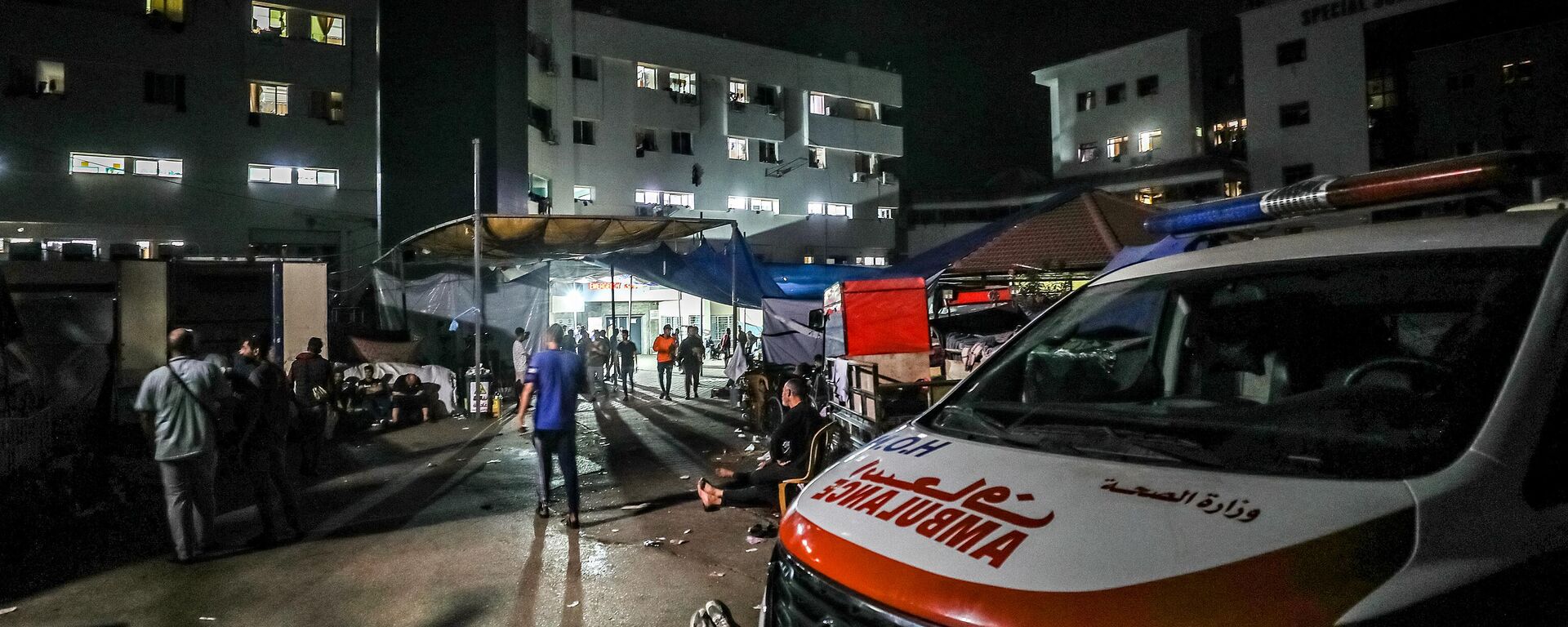 Vista do hospital Al-Shifa na cidade de Gaza cercado de escuridão enquanto o combustível para a geração de eletricidade acaba em meio às batalhas em curso entre Israel e o grupo palestino Hamas, 3 de novembro de 2023 - Sputnik Brasil, 1920, 19.11.2023
