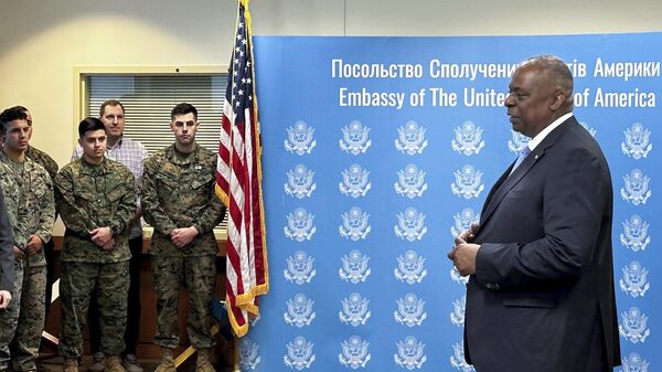 Lloyd Austin, secretário de Defesa dos EUA (à direita), fala com funcionários da embaixada dos EUA durante sua visita à Ucrânia em Kiev, 20 de novembro de 2023 - Sputnik Brasil
