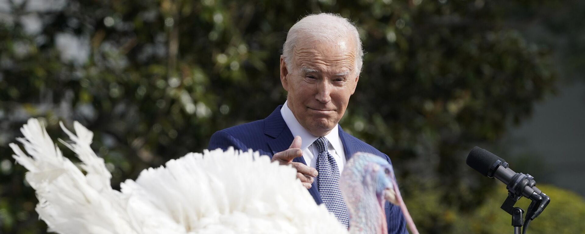 Joe Biden após perdoar o peru Liberty, durante a tradicional cerimônia do perdão ao peru, na Casa Branca, em Washington DC. EUA, 20 de novembro de 2023 - Sputnik Brasil, 1920, 20.11.2023